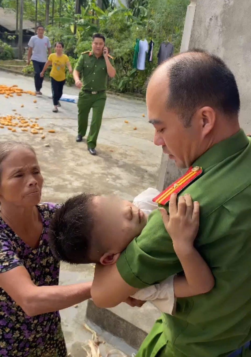 Bé trai được lực lượng công an huyện giải cứu. Ảnh: CAT