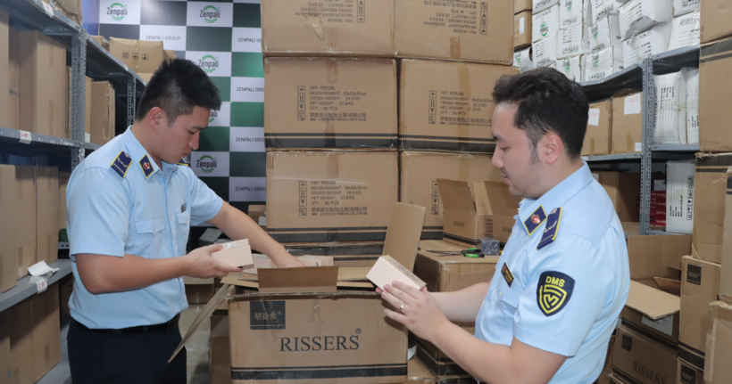 Đoàn kiểm tra đang tiếp tục kiểm đếm, phân loại hàng hóa và tiến hành các thủ tục niêm phong, tạm giữ toàn bộ số hàng hóa có dấu hiệu vi phạm để tiếp tục xác minh, làm rõ các hành vi vi phạm.