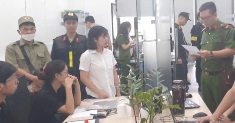 Cơ quan Công an tiến hành khám xét khẩn cấp đồng loạt các địa điểm văn phòng công ty TNHH dược phẩm công nghệ cao NAC. (Ảnh: Công an TP.Hà Nội)