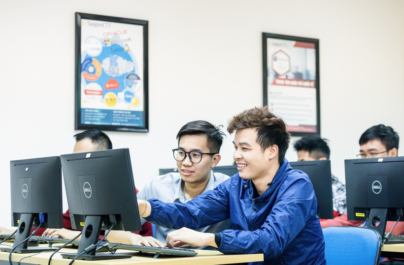 Đi làm sớm là một quyết định quan trọng đối với sinh viên IT. Ảnh minh họa