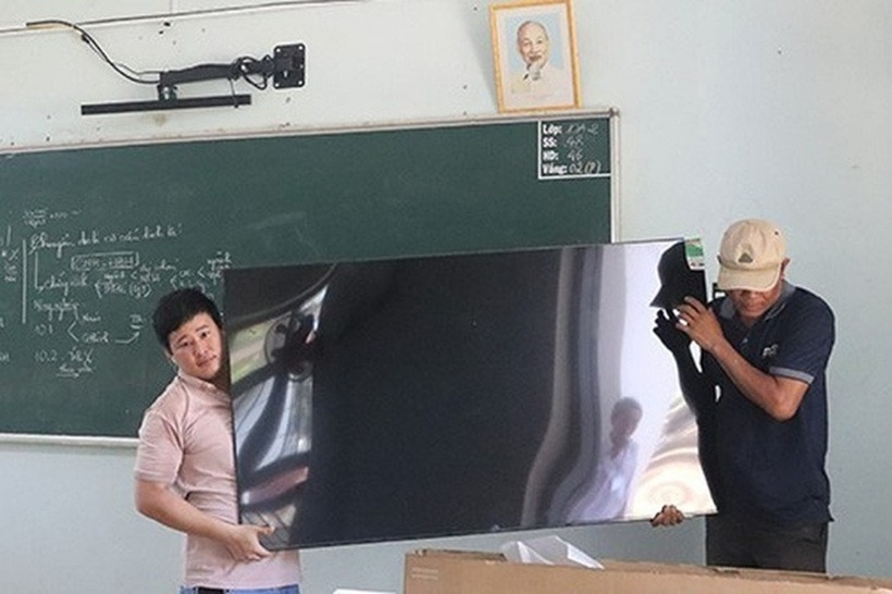 Nhà trường đã làm việc với hội phụ huynh để giải thích và thống nhất tháo các tivi ra trả lại. Ảnh: Báo Bình Định.