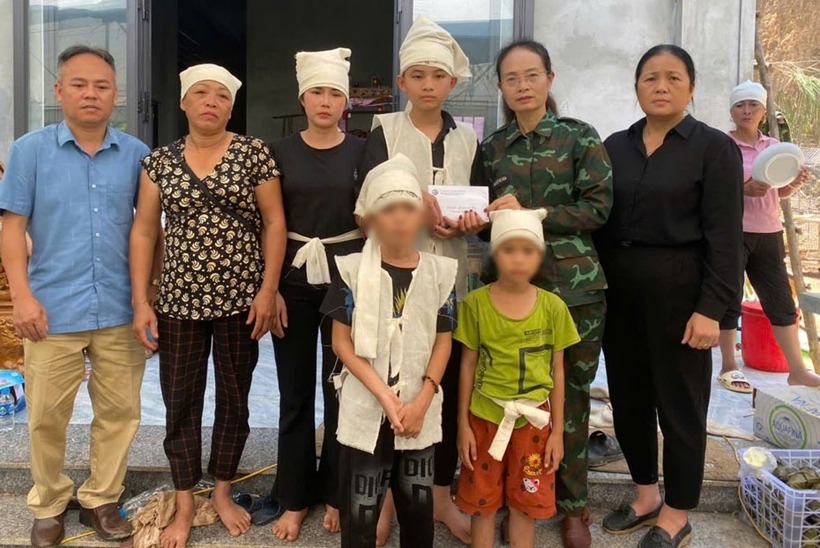 Nhiều em bé mất bố mẹ sau bão số 3 ở Lào Cai. Ảnh: Lao động