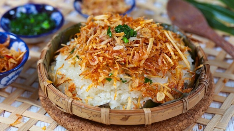 Khi ăn xôi, nhất là xôi mặn, cơ thể phải tiêu hóa một lượng lớn chất béo từ các món ăn kèm.