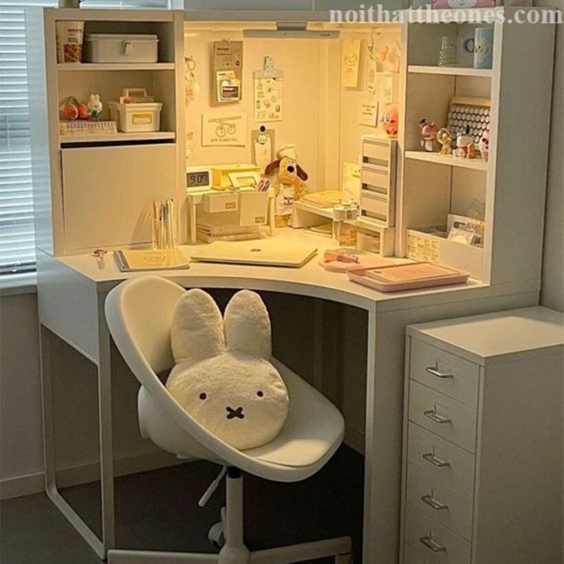 Nên tận dụng ánh sáng tự nhiên bằng cách đặt bàn học gần cửa sổ. Ảnh minh họa