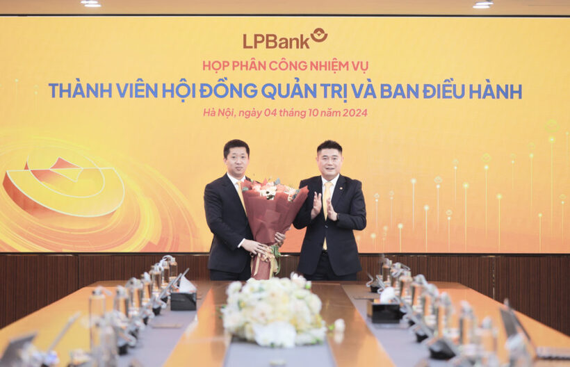 Ông Nguyễn Đức Thụy – Chủ tịch HĐQT LPBank (phải) tặng hoa chúc mừng cho ông Vũ Quốc Khánh – Quyền Tổng Giám đốc (trái).