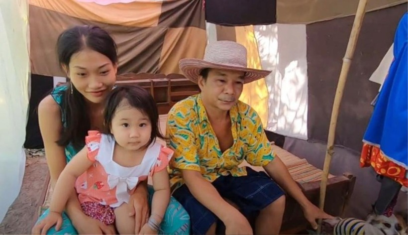 Bé gái lớn hơn, vợ chồng anh Sang quyết định về quê Vĩnh Long sinh sống trong căn nhà gạch cũ kỹ. Ảnh: Saostar.