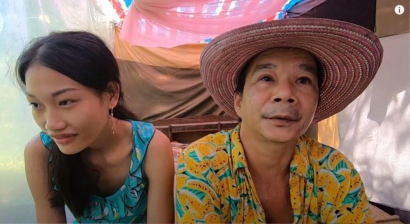 Anh Sang (52 tuổi) và Oanh (25 tuổi) – chênh lệch 27 tuổi, khoảng cách thế hệ không phải ít. Ảnh: Saostar.