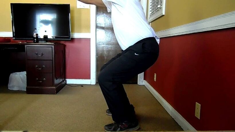 Nam sinh bị phạt squat 100 lần do không thuộc bài. Ảnh minh họa
