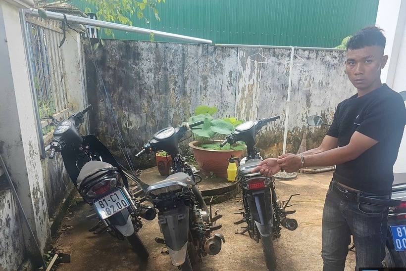 Đối tượng Dêm cùng tang vật. Ảnh: Dân Trí