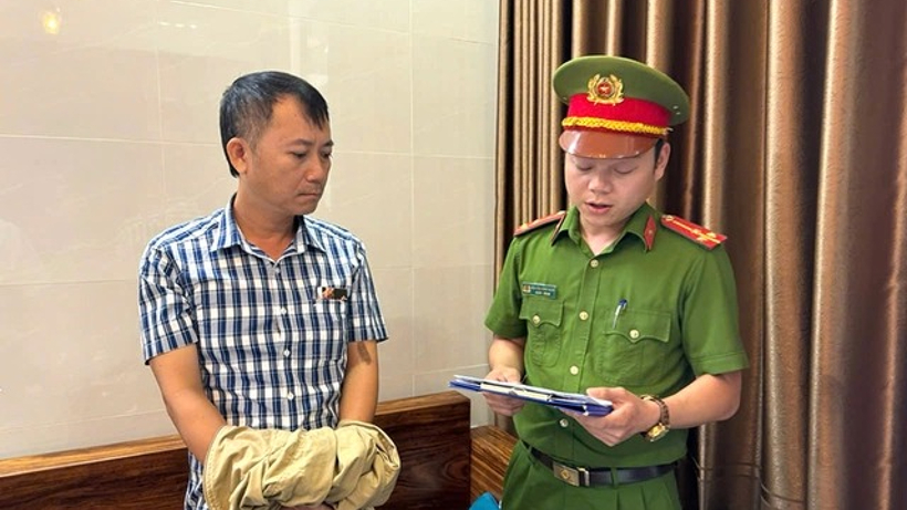 Công an huyện Bố Trạch thi hành quyết định khởi tố đối với Hồ Hoàng Quân. Ảnh: Công an Quảng Bình