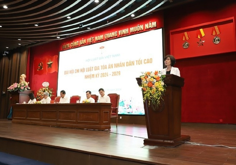 Phó Chủ tịch Hội Luật gia Việt Nam Lê Thị Kim Thanh chỉ đạo tại đại hội.