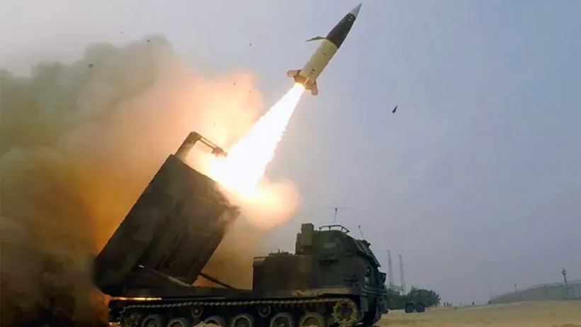 Tên lửa đạn đạo ATACMS khai hỏa. Ảnh: Reuters