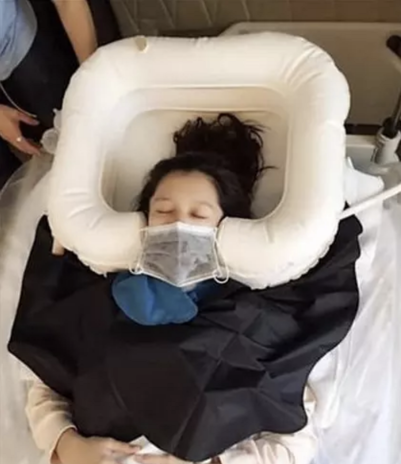 Hình ảnh Từ Viên Hy đi cấp cứu được dân tình đồn đoán.