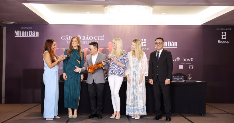 Đặc biệt, 4 thành viên của Bond sẽ lần đầu mặc áo dài khi biểu diễn. Đây cũng là điều chưa từng có trong lịch sử lưu diễn ở nước ngoài của nhóm.