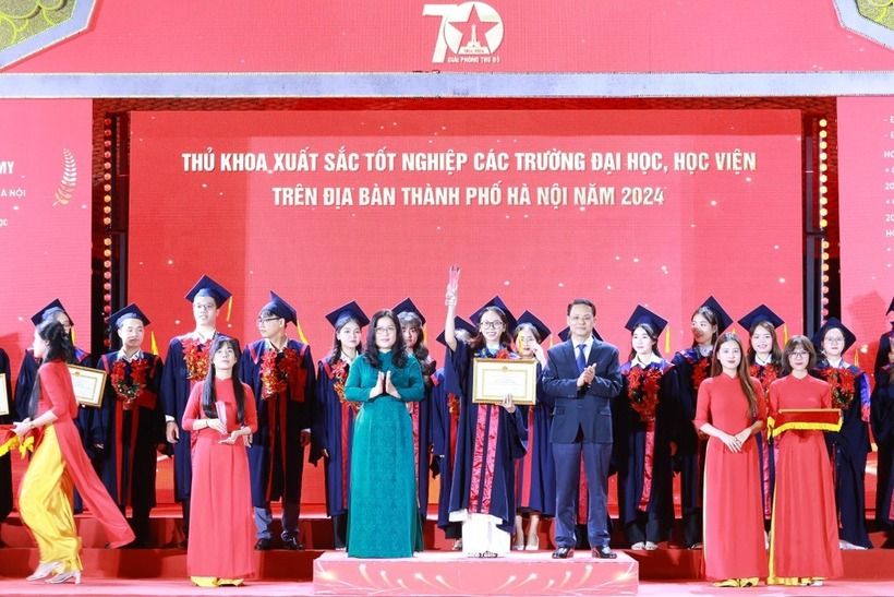 Thứ trưởng Bộ GD&ĐT Nguyễn Thị Kim Chi và Phó Chủ tịch HĐND TP Hà Nội Phạm Quí Tiên trao Bằng khen thủ khoa xuất sắc. (Ảnh: Dân tri)