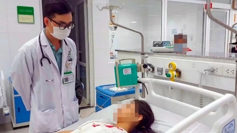 Các bác sĩ ở bệnh viện thăm khám, chẩn đoán bị nhiễm trùng đường ruột. Ảnh: PLO.