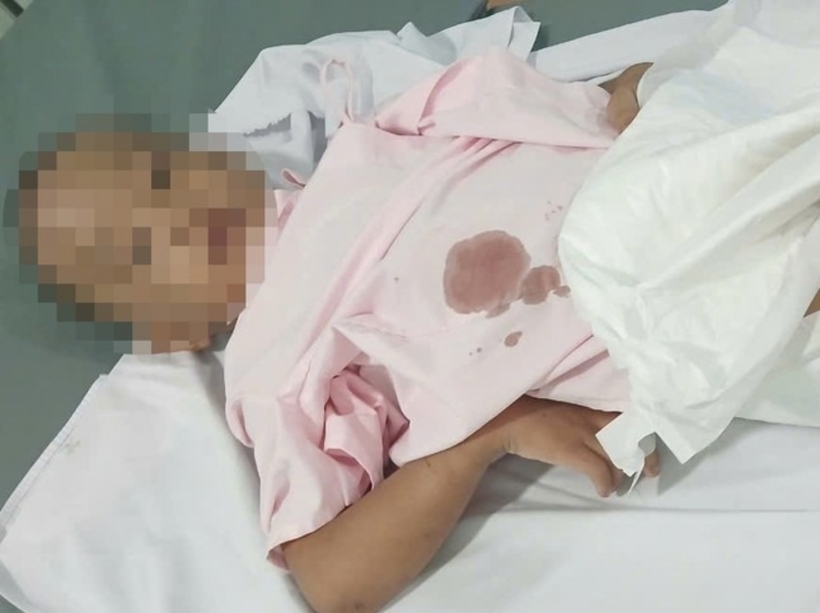 Bé trai được đưa vào bệnh viện để sơ cấp cứu. Ảnh: Tiền Phong