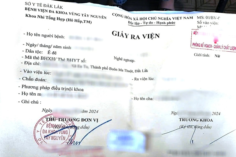 Khi đưa con đi viện, phụ huynh mới biết nhà trường "quên" mua bảo hiểm y tế cho học sinh. Ảnh: Dân Việt