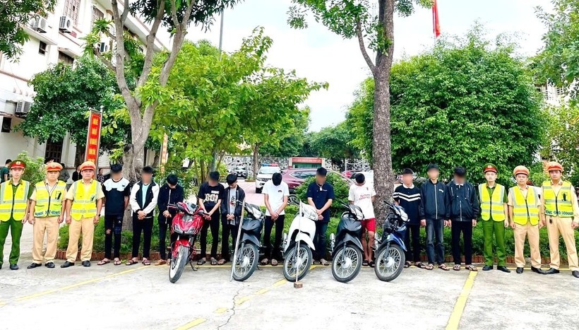 Nhóm thanh thiếu niên bị lực lượng chức năng bắt giữ. Ảnh: VTC News