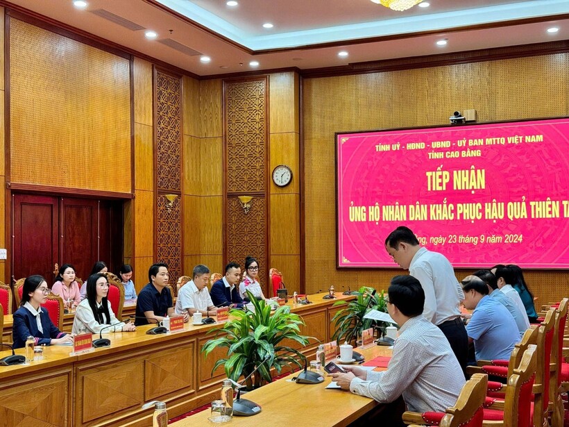 Vợ chồng doanh nhân Hoàng Kim Khánh, Mailisa làm việc với ban lãnh đạo tỉnh Cao Bằng để xin hỗ trợ chấp thuận đồng ý cho anh chị xây 40 căn nhà tình thương