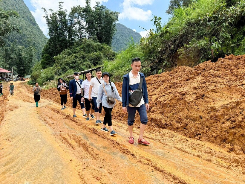 Đường di chuyển lên Xóm Bản Riềng, Cao Bằng bùn đất, hiểm trở vô cùng