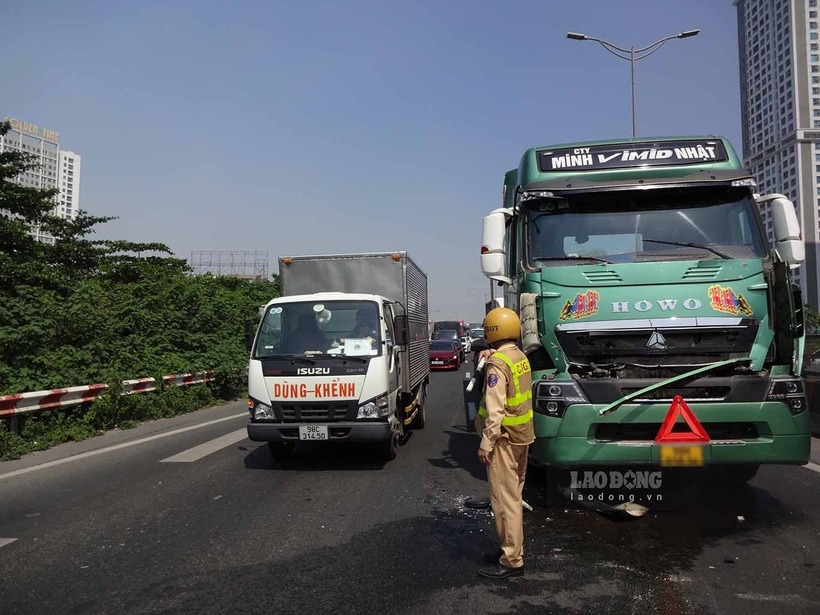 Hiện trường 6 ô tô đâm dồn nhau trên cầu ở Hà Nội, 4 người mắc kẹt trong xe - 5