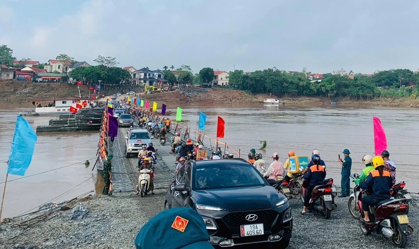 Cầu phao Phong Châu được lắp đặt ngày 29/9, sau 2 ngày hoạt động phải tạm cắt vì nước sông Hồng dâng cao, nay đã lắp đặt trở lại. Ảnh: Thanh Niên
