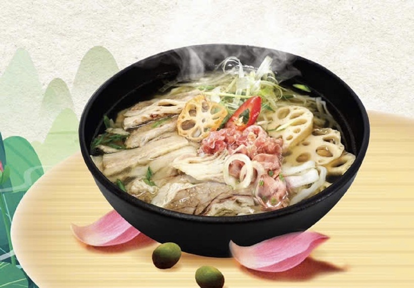 Phở Sen có topping hấp dẫn, từng lát thịt bò thái mỏng, ngọt mềm tan ngay trong miệng.
