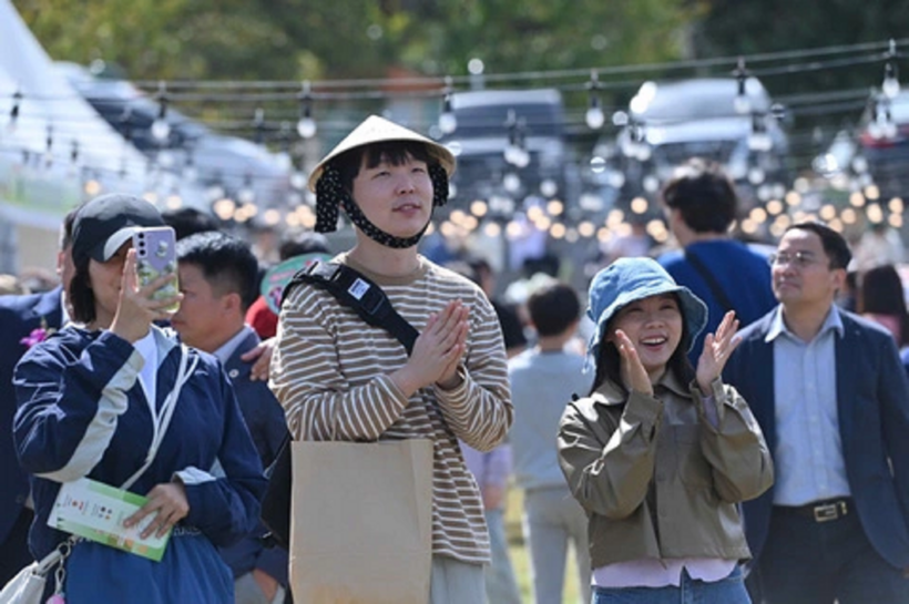 Du khách nô nức tham dự lễ hội