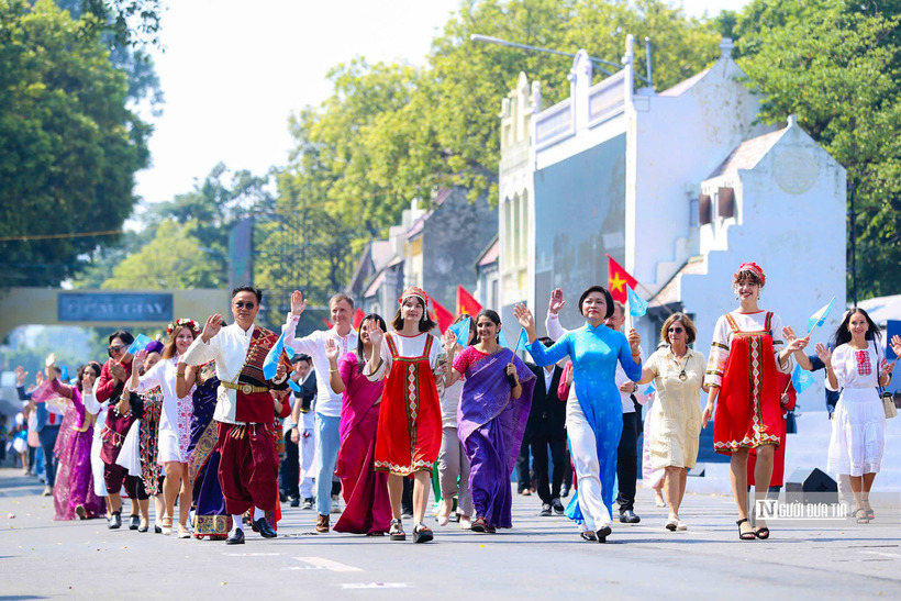 Phần diễu hành còn có sự tham gia của các bạn bè quốc tế.