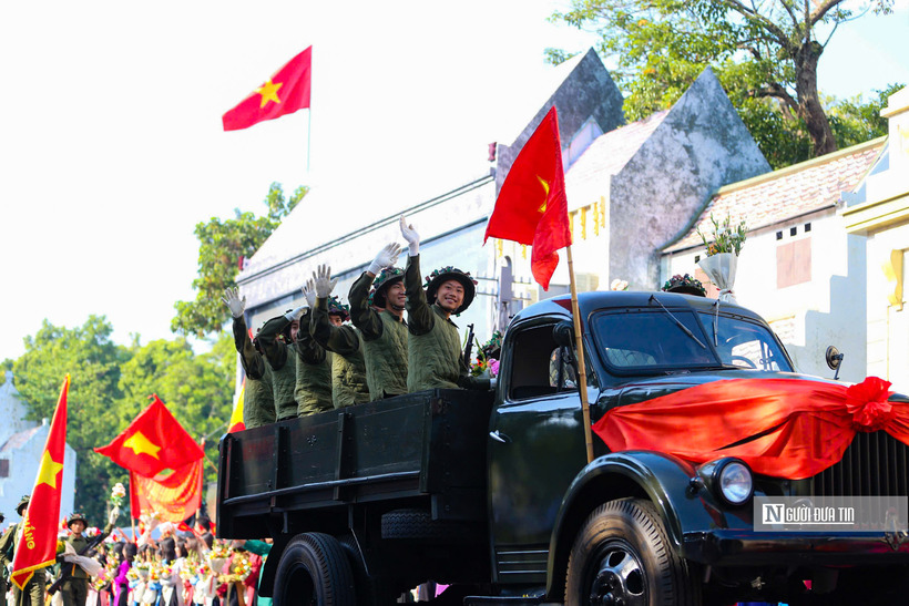 "Trong thời khắc lịch sử và linh thiêng này, chúng ta cùng thành kính bày tỏ lòng biết ơn vô hạn đối với tổ tiên và các thế hệ tiền nhân đã có công khai sáng và dựng xây kinh thành Thăng Long xưa, Hà Nội ngày nay.