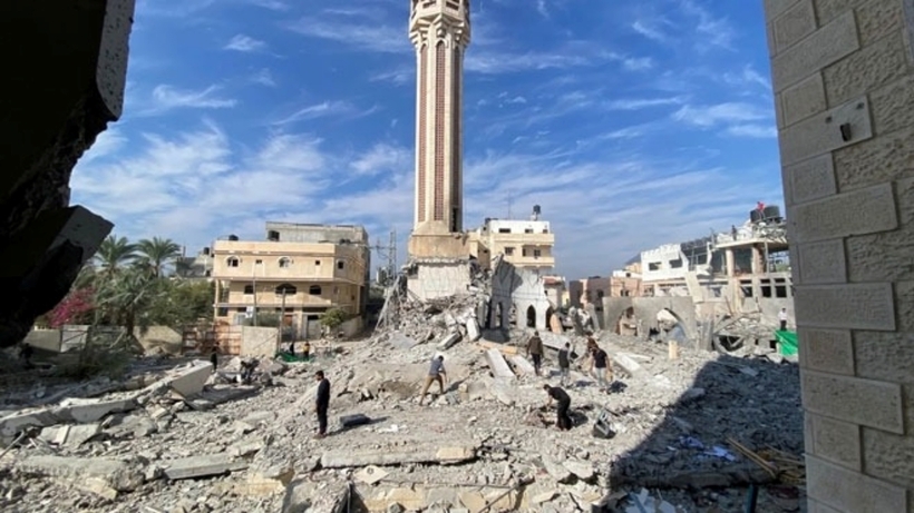 Một nhà thờ Hồi giáo ở Dải Gaza bị đánh sập sau đợt không kích của Israel. Ảnh: Reuters