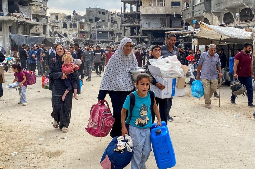 Người dân tại Gaza phải di tản trước đợt tấn công của Israel. Ảnh: Reuters