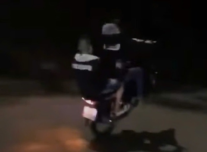 Nhóm này còn bốc đầu quay video khoe Facebook để làm “kỷ niệm”. Ảnh: Báo Thanh niên.