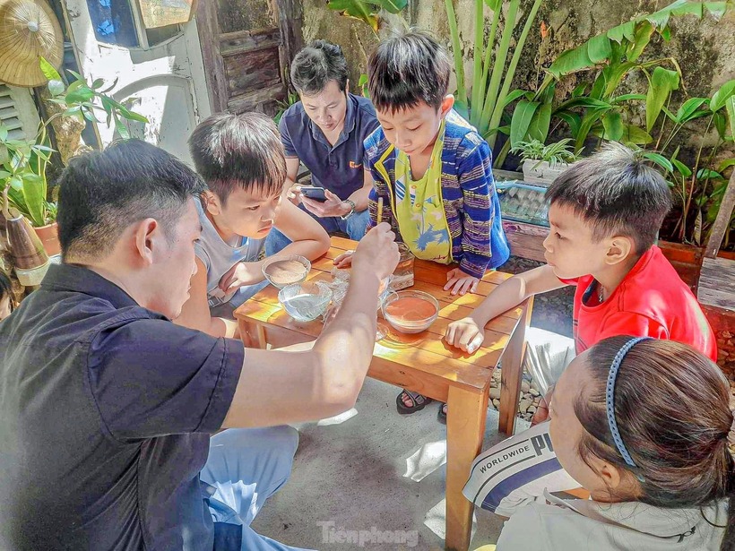 Rất nhiều em nhỏ thích thú khi được bố mẹ dẫn đến học hỏi, trải nghiệm làm tranh. Ảnh: Tiền phong