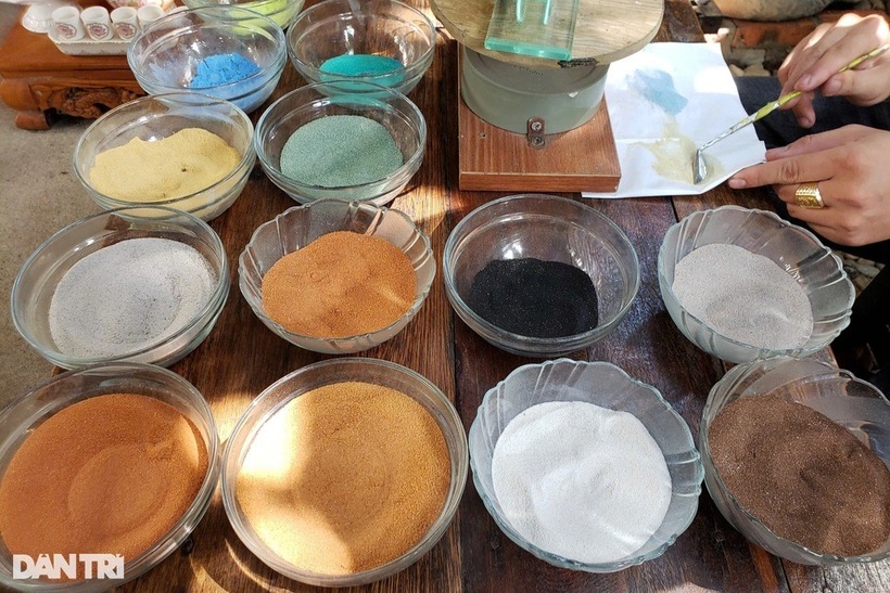 Để tìm kiếm những gam màu độc đáo cho tác phẩm của mình, anh đã rong ruổi khắp các đồi cát trải dài từ Phan Thiết (Bình Thuận) đến Thừa Thiên Huế. Ảnh: Dân trí