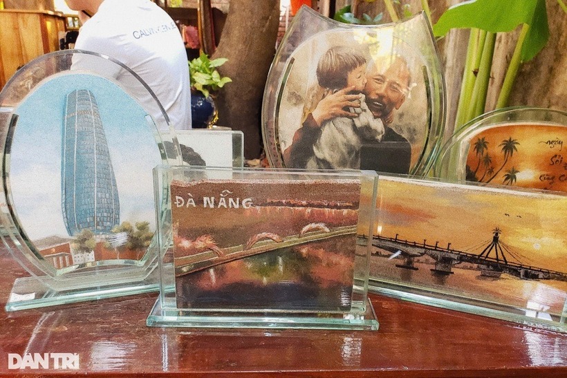 Những bức tranh của anh thường có chủ đề về cuộc sống nông thôn, phong cảnh thiên nhiên, và những hình ảnh truyền thống của quê hương. Ảnh: Dân trí