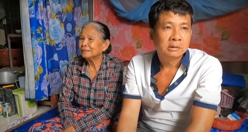 Anh Hai Út (51 tuổi) và vợ là bà Tư Lãnh (73 tuổi). Ảnh: Tiến Sài Gòn.
