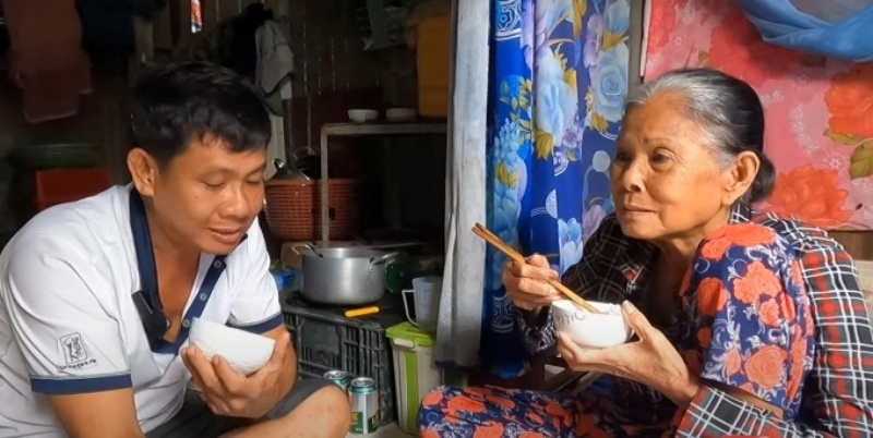 Không đám cưới, không đăng ký kết hôn, bà Lãnh và chồng trẻ cứ thế dọn về sống chung với nhau trong căn nhà nhỏ. Ảnh: Tiến Sài Gòn.