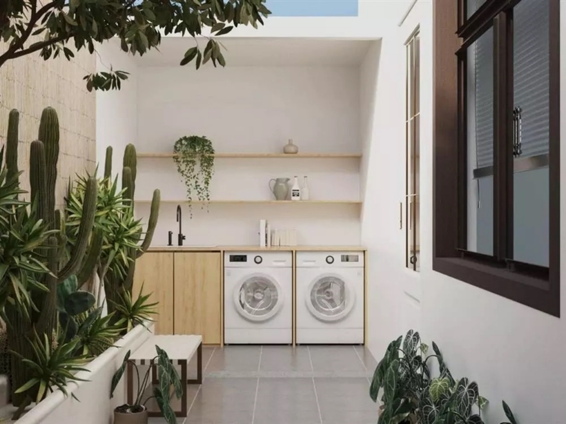 Khu vực giặt đồ thoáng đãng, ngập tràn ánh sáng.