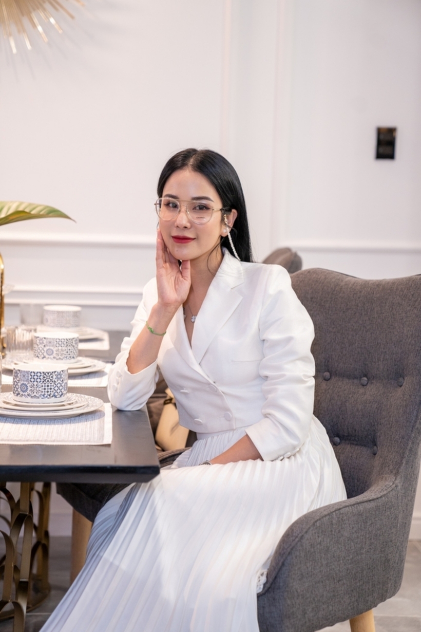 Do nhà nằm trong một dự án nên đa phần cấu tạo và kiến trúc đã xếp sẵn theo một khuôn. Vì thế, Diệp Lâm Anh chi tiền làm nội thất, nhờ kiến trúc sư thiết kế sao cho phục vụ được 3 thế hệ: Mẹ, cô và 2 bé nhỏ.