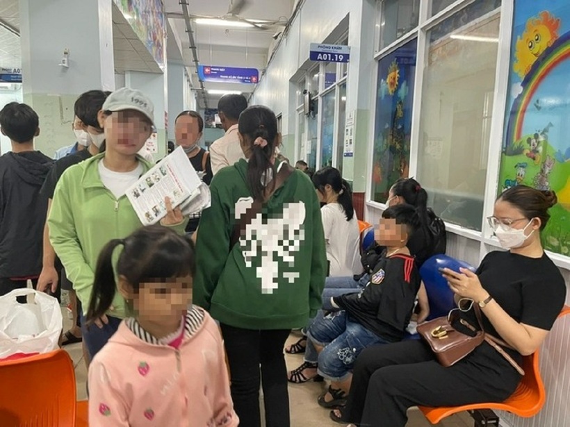 Bệnh nhi đi khám bệnh tại Bệnh viện Nhi đồng 1. Ảnh: Thanh niên