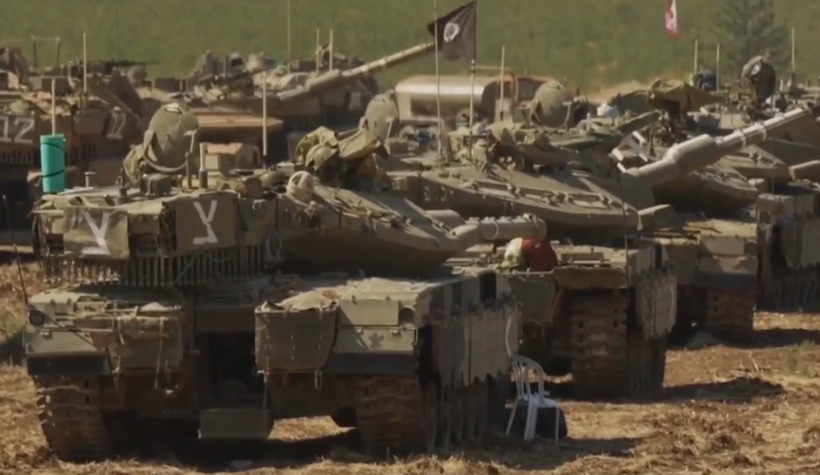 Xe tăng Israel tập trung gần biên giới với Lebanon. Video: Sky News