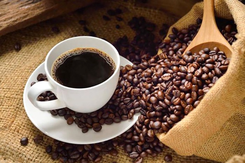 Caffeine trong cà phê có thể làm tăng nhịp tim và huyết áp.