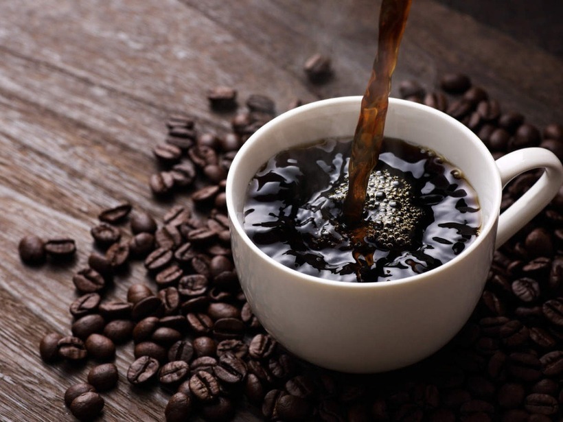Hạn chế lượng cà phê uống mỗi ngày, không nên uống quá 400mg caffeine (tương đương khoảng 4 tách cà phê).