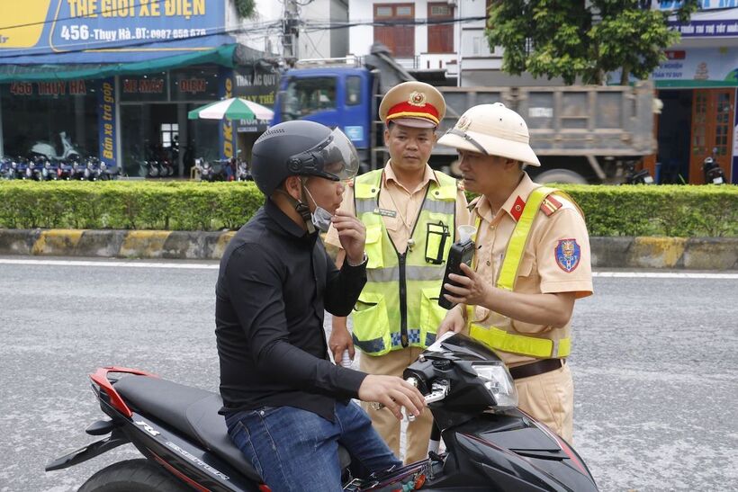 Lực lượng CSGT, Công an tỉnh Thái Bình kiểm tra nồng độ cồn với người tham gia giao thông