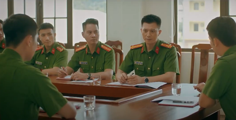 Long thảo luận với các đồng nghiệp về vấn đề triệt phá một nhóm ma túy.