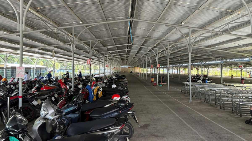 Trống trải tại khu vực nhà để xe khi hơn 2.000 công nhân tạm ngừng việc trong ngày 7/10. Ảnh: Thành An