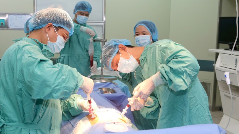 Êkip bác sĩ Bệnh viện Trung ương Huế tiến hành ghép tủy đồng loại cho bệnh nhi bị tan máu bẩm sinh. Ảnh: Tuổi Trẻ
