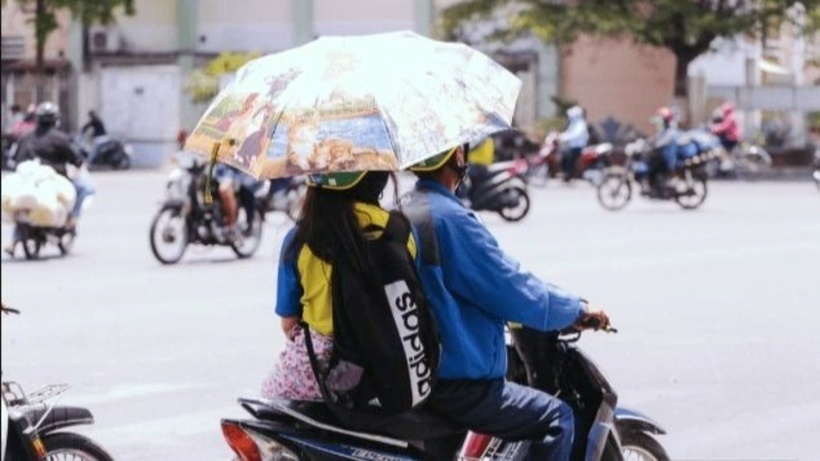 Người ngồi trên xe máy không được sử dụng ô khi tham gia giao thông. Ảnh minh họa: Pháp Luật Việt Nam